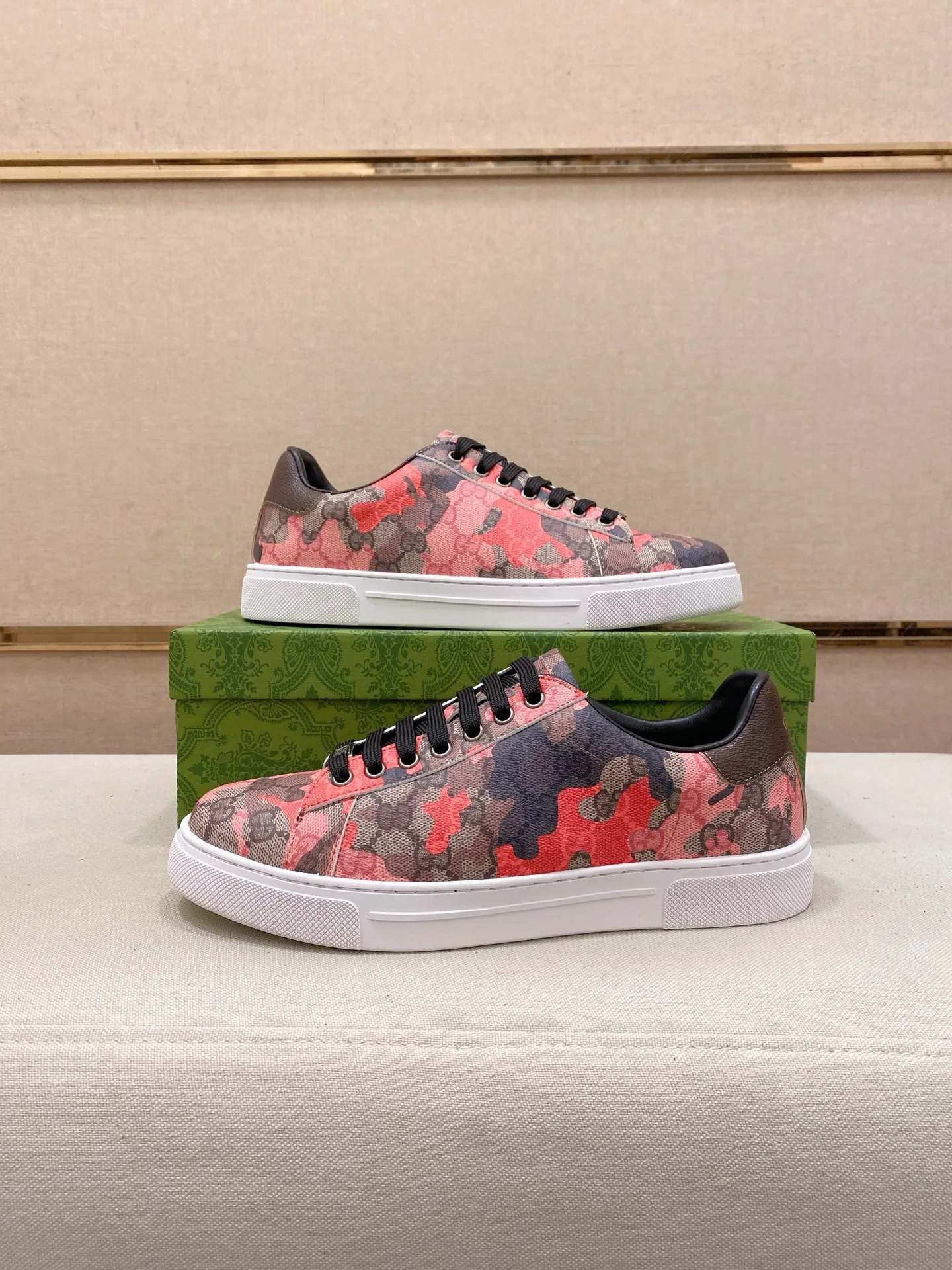 Ex-factory price 380💰【Gucci】Gucci men’s latest series of casual shoes! The official website is built 1:1. The upper is made of imported high-quality cowhide, and the lining is made of high-quality sheepskin, which is soft and comfortable. Picky selection of materials and exquisite workmanship give you the best enjoyment. Number of yards: 38-44 yards.